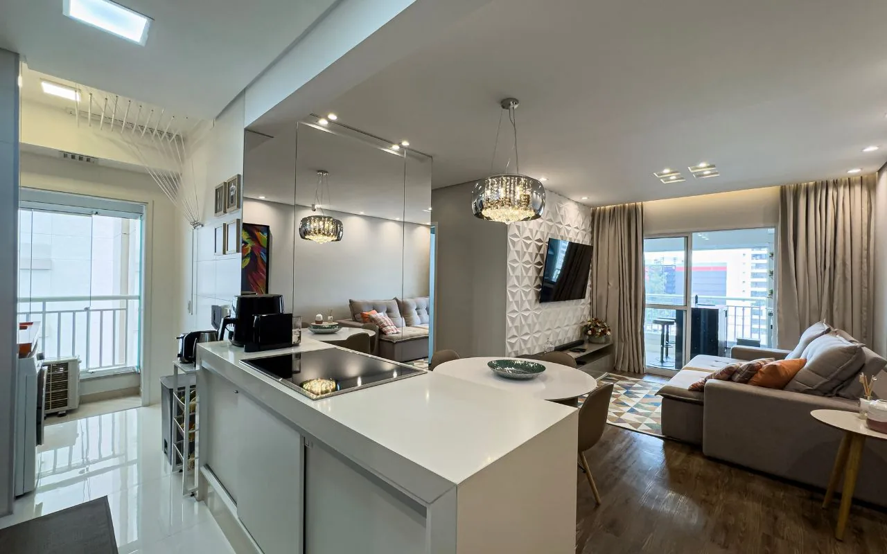Sala em primeiro plano com a cozinha visível ao fundo