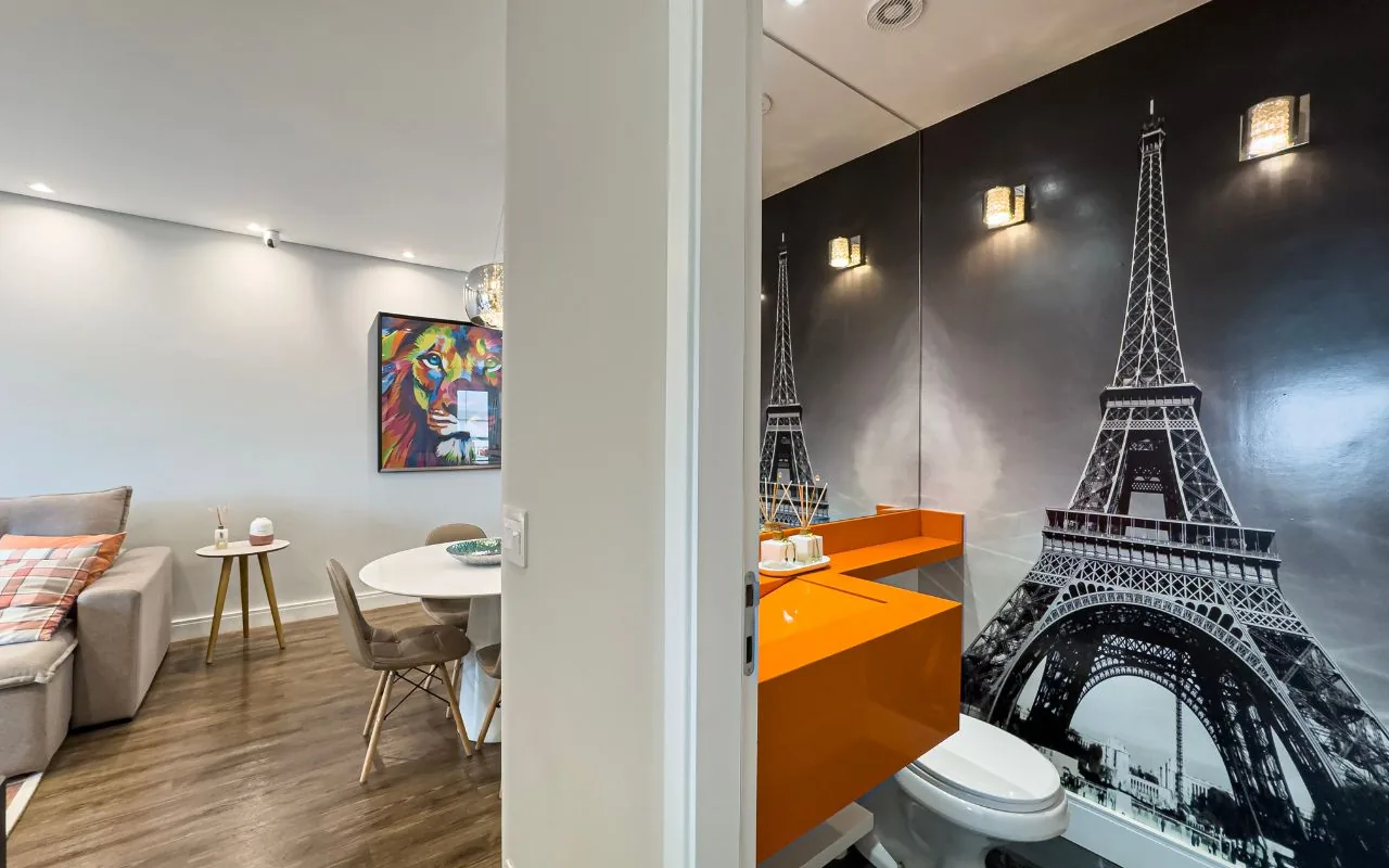 Corredor conectando a sala e o lavabo no mesmo enquadramento