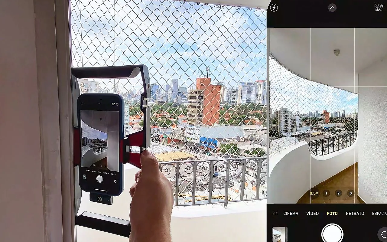 Captura de foto em sacada integrada com vista da cidade