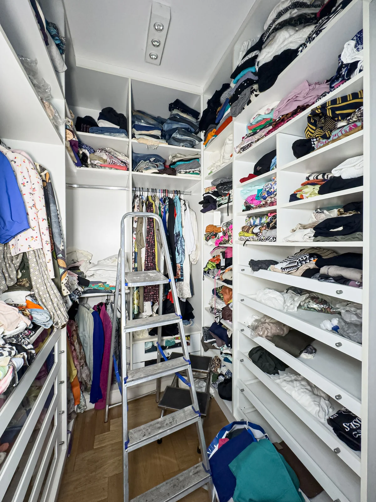 Closet com roupas e objetos antes da edição